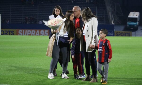 ¡Chiqui Arce besó a su ex en inauguración del torneo clausura!