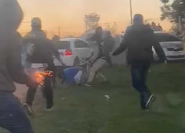 (VIDEO) Batalla campal entre hinchas luqueños