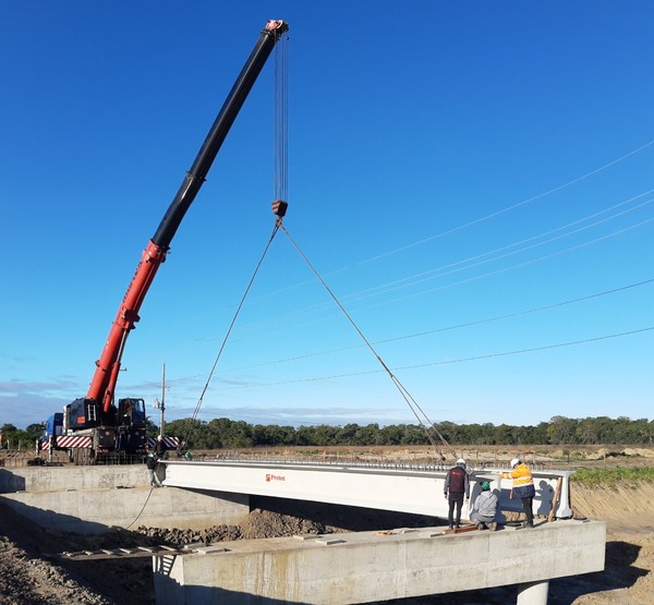 Defensa Costera de Pilar: montan vigas para puente sobre canal que derivará aguas de dos arroyos - .::Agencia IP::.