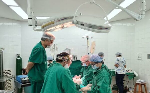 Joven recibe trasplante renal gracias a donante anónimo