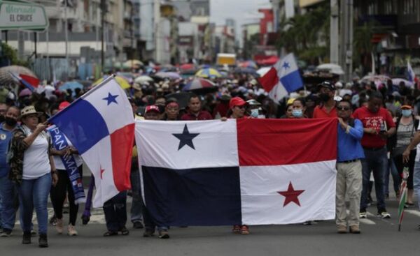 Nuevas protestas y bloqueos en Panamá pese a los acuerdos para bajar combustibles