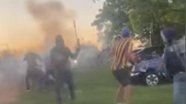 Crónica / [VIDEO] Batalla campal entre barrabravas en Luque