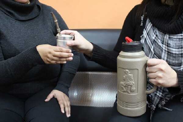 ¡CUIDADO! EL MATE MUY CALIENTE PUEDE DAÑAR EL SISTEMA DIGESTIVO