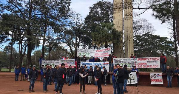 La Nación / Cansados de asaltos, transportistas de CDE se movilizan y exigen seguridad