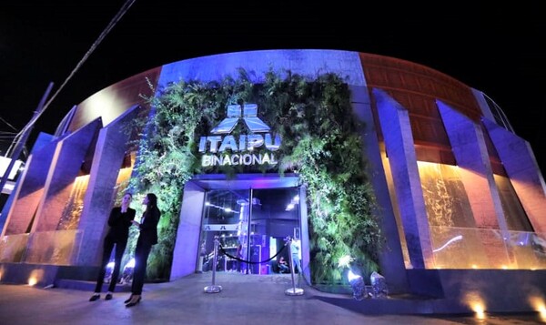 Itaipú Binacional recibe máximo reconocimiento como “Mejor Stand en Tecnología e Innovación” en el marco de la Expo – La Mira Digital