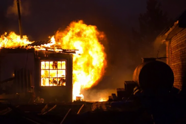 Joven se salvó tras un incendio intencional de su vivienda - Noticiero Paraguay