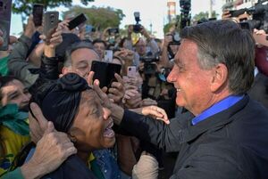 Bolsonaro plantea su desconfianza en urnas electrónicas a unos 40 embajadores - Mundo - ABC Color