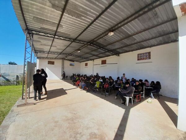 Sombra de árbol y tinglado de aguatería sirven de aula para alumnos de una escuela en Limpio - Nacionales - ABC Color