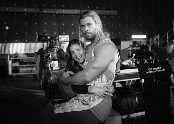 El enamorado Chris Hemsworth felicitó a su esposa con una simpática postal - Gente - ABC Color