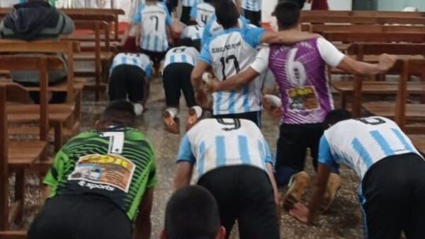 Peyupa salió campeón y jugadores agradecieron de rodillas a la Virgen