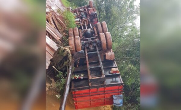 Camión cargado con maíz volcó en un puente de Santa Rita