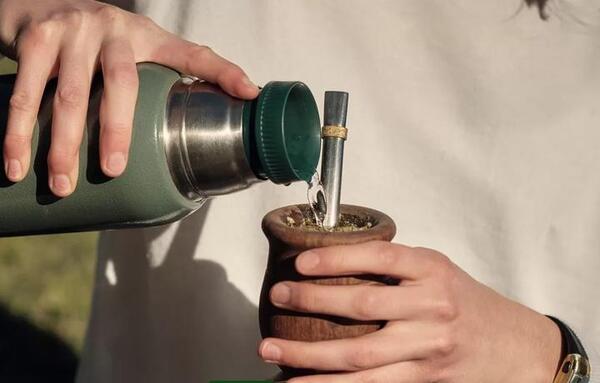 Tomar mate muy caliente puede dañar el sistema digestivo, recuerda Salud