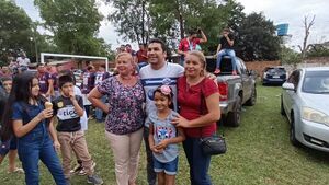 Salvador Cabañas recibió el cariño del rollo en Villa Ygatimí