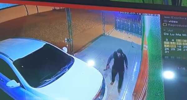 Solitario delincuente hurta dinero, arma de fuego, y celular de un local comercial - La Clave