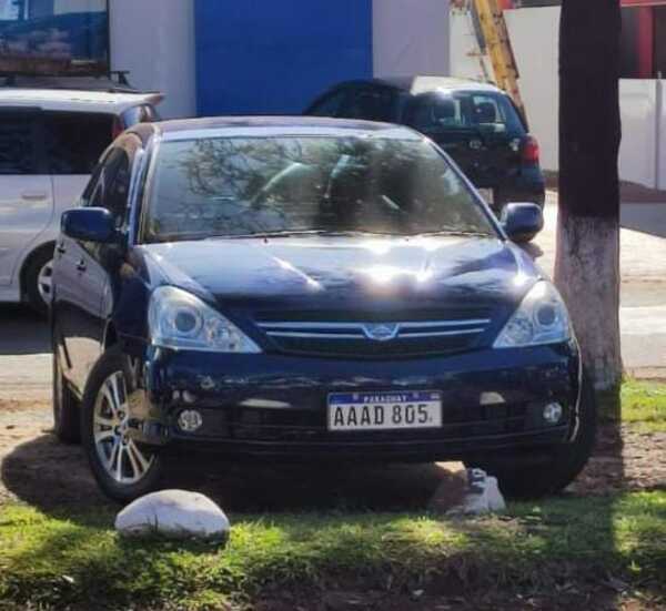 Hurtan vehículo estacionado frente a vivienda - La Clave