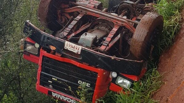 Camión vuelca tras intentar cruzar un puente de madera en Juan León Mallorquín