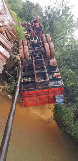 Camión cae de precario puente de madera - La Clave