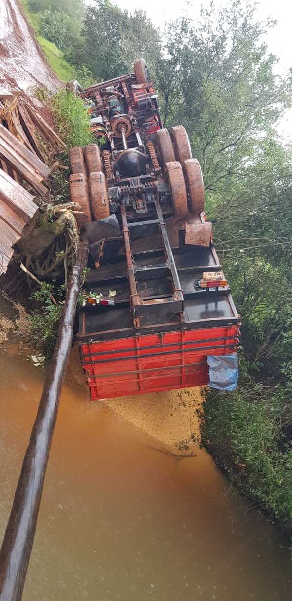 Camión cae de precario puente de madera - La Clave