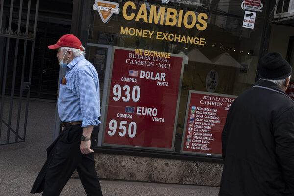 Histórica intervención del emisor chileno consigue contener el alza del dólar - MarketData