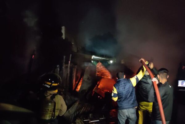 Reciclador perdió incluso a sus mascotas tras incendio de su vivienda - Nacionales - ABC Color