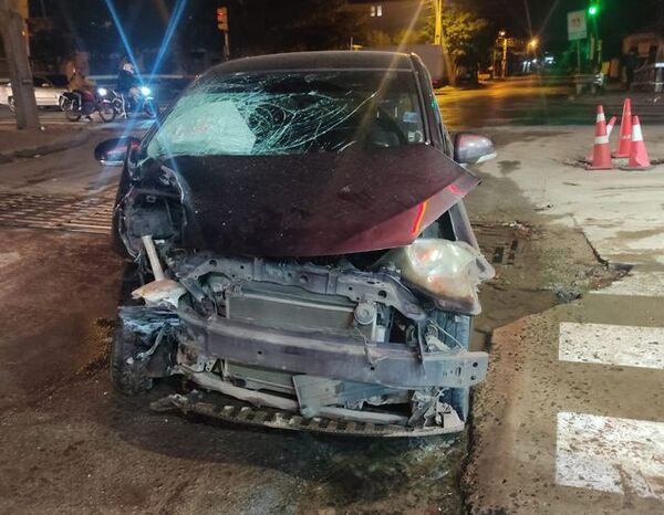 Diario HOY | Jeep fue embestido y terminó contra letrero de servicentro