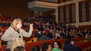 Entre reclamos y apoyo de hurreros,  Nenecho defiende informe de gestión
