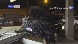 Accidente vehicular tras cruzar en rojo avenida Madame Lynch | Noticias Paraguay