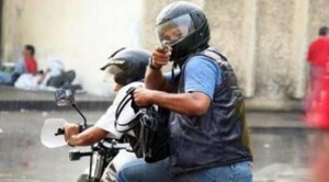 Diario HOY | Procesan a dos motochorros que asaltaron a sus vecinas