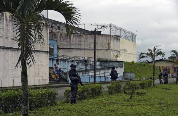 Trece muertos y dos heridos dejan una pelea en una cárcel de Ecuador
