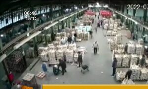 Argentina: Garrotean a supuesto delincuente en mercado de Buenos Aires | Telefuturo
