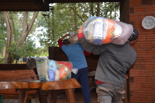 EBY entrega kits de víveres a un centro de recuperación de jóvenes