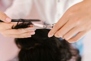 ¿Cortar las puntas del cabello hace que crezca más rápido y fuerte?