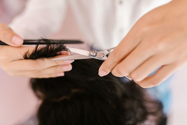 ¿Cortar las puntas del cabello hace que crezca más rápido y fuerte?