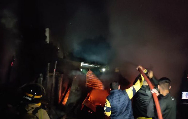 Tres perritos mueren calcinados en incendio de precaria vivienda en Loma Pytâ – Prensa 5