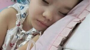 Nahiara ya se sienta y habla con su mamá