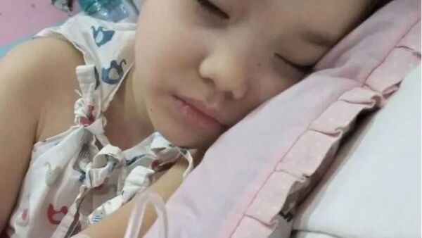 Nahiara ya se sienta y habla con su mamá