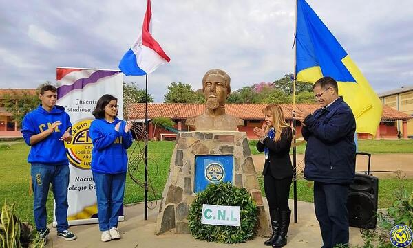 Estudiantes rinden emotivo homenaje a Gral. Aquino •