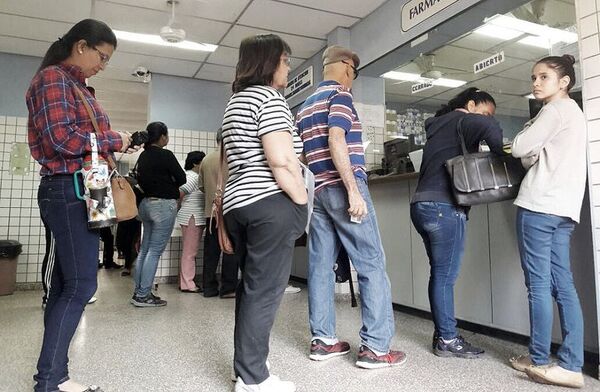 Jubilados y pensionados del IPS percibirán aumento recién desde enero del 2023 - Economía - ABC Color
