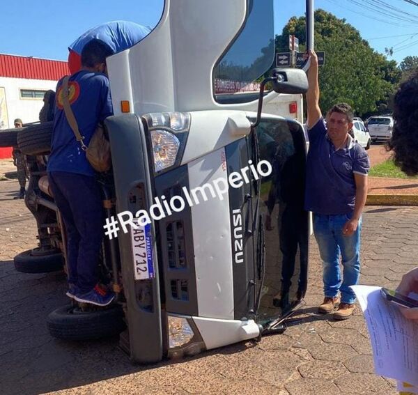 Camión de pequeño porte volcó tras chocar por dos vehículos - Radio Imperio