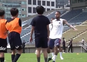 Neymar amagó y asustó a niños - La Prensa Futbolera