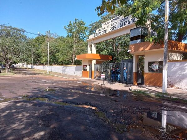 Pérdida de agua y baches frente a la Agrupación Especializada - Crónicas Ciudadanas - ABC Color