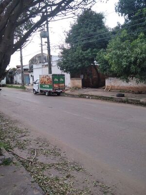 Vereda destrozada y agua servida frente a local gastronómico - Crónicas Ciudadanas - ABC Color