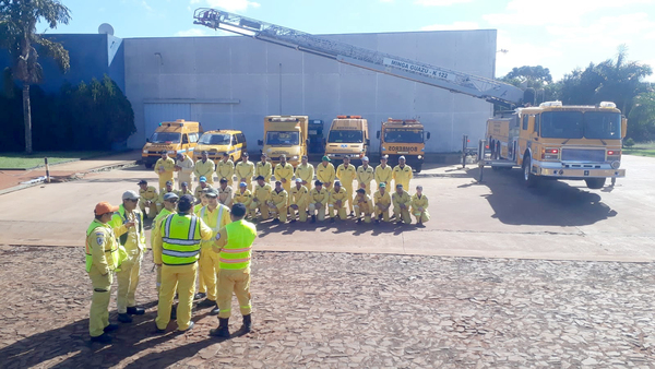 Bomberos del Alto Paraná se capacitaron en manejo defensivo - La Clave