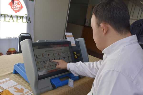 JUSTICIA ELECTORAL INSTRUYE SOBRE UTILIZACIÓN DE LAS MÁQUINAS DE VOTACIÓN, EN LA GOBERNACIÓN DE ITAPÚA