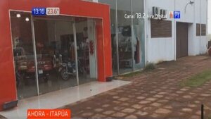 ¡Y la inteligencia? Rompieron vidrio de un local y se robaron puras cajas vacías | Noticias Paraguay