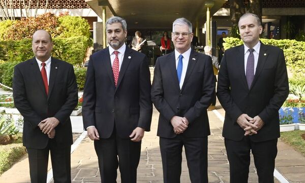 Celebran el 4 de julio con una íntima ceremonia en la embajada de los EE.UU. - Sociales - ABC Color