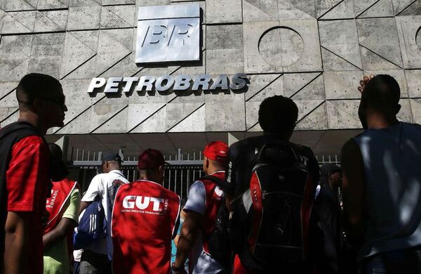 Bolsonaro anunció disminución de precios del combustible de Petrobras - Mundo - ABC Color
