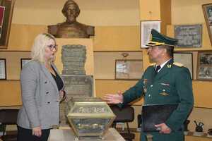 Entrega de ofrenda en Mousoleo del Gral. Aquino •