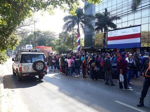 Familias vulnerables de Central marcharon por beneficios sociales - Nacionales - ABC Color