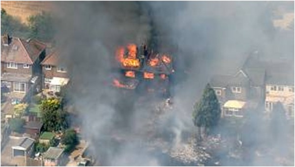 Incendio en Wennington, cerca de Londres, en el día más caluroso jamás registrado en Reino Unido | 1000 Noticias